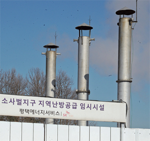 ▲ 평택 오성화력발전소가 소사벌지구에 지역난방을 공급하기로 했지만,  관로 미설치 등의 이유로 폭발위험이 높은 이동식 보일러가 아파트 단지 한복판에서 가동되고 있다. 추상철기자