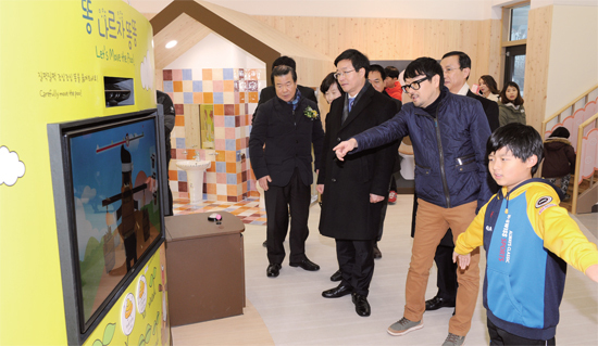 ▲ 1월 14일 수원 ‘해우재 문화센터’ 개관식에 참석한 염태영 시장이 센터 내 시설을 둘러보고 있다