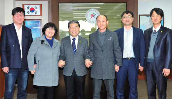 ▲ 1월 8일 이재정 경기도교육감이 도교육청 교육감 접견실에서 전교조 경기지부 관계자들을 만나 ‘학생중심’의 경기교육을 위해 함께 협력하자는 뜻을 전달했다
