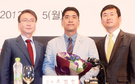 ▲ 지난 2013년 8월 5일 수원라마다호텔에서 열린 프로야구 10구단 KT위즈 초대감독 기자회견에서 조범현 초대감독이 권사일 KT스포츠 사장(왼쪽), 주영범 스포츠단장과 함께 선전을 다짐하고 있다