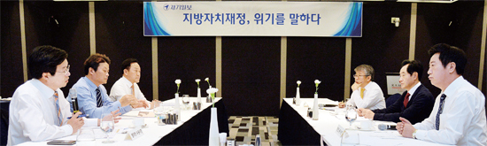 ▲ 경기일보 주최로 수원 라마다 프라자 호텔에서 열린 ‘지방자치재정, 위기를 말하다’ 토론회에서 경기지역 지자체장들이 현재 도내 지자체가 처해있는 재정관련 애로사항에 대해 의견을 나누고 있다