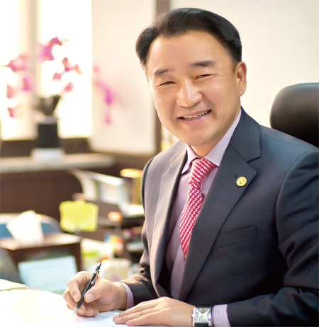 ▲ 황은성 안성시장이 2030 도시계획 재수립 등 올해 안성시의 시정 방침에 대해 밝히고 있다.