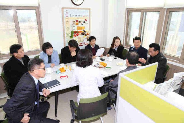 ▲ 열띤 토론 ♣♣화성시의회 행정자치위원회가 지난달 30일 화성시보건소를 방문해 보건진료소 발전 방향에 대한 토의를 하고 있다.  화성시의회 제공