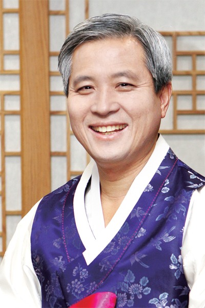 ▲ 곽상욱 오산시장이 안전도시 구현과 주민센터의 복지 기능 강화 등 새해 오산시 화두에 대해 설명하고 있다.