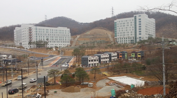▲ 중부대학교가 2014년 입학생은 2015년부터 고양캠퍼스 수업이 가능하다고 홍보했던 것으로 알려져 물의를 빚고 있다. 사진은 3월 개교를 앞둔 중부대 고양캠퍼스 전경.