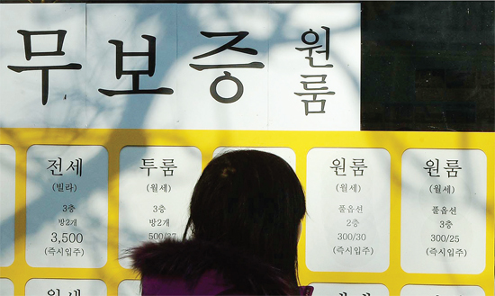 ▲ 인천지역 대학가에 원룸 등 자취방이 전세 대신 월세로 바뀌면서 학생들의 월세 부담이 커지고 있다. 2일 오후 인천시 계양구 경인교대 앞의 한 부동산 중계업소에 월세방 안내문들이 나붙어 있다.  장용준기자