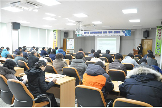▲ 광명혁신교육지구 청소년 인문학독서토론캠프에 참가한 고교생과 지도교사, 작가가 한자리에 모여 화이팅을 외치고 있다.
