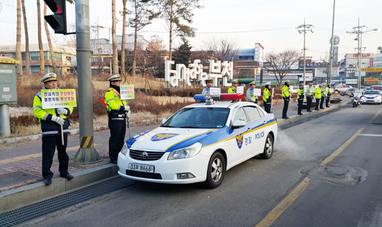 ▲ 부천오정경찰서는 3일 오전 7시30분부터 8시30분까지 1시간 동안 지역 내 차량 상습 정체구간인 부천IC에서 교통경찰 내?외근 및 모범운전자 등 20여명이 참석한 가운데 ‘All-Safe-Up’ 홍보 캠페인을 전개했다.
