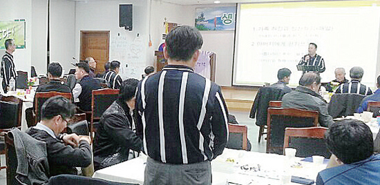 ▲ 양평군 대회의실에서 최근 열린 아버지 학교에서 모듬별 토론을 벌이고 있다.