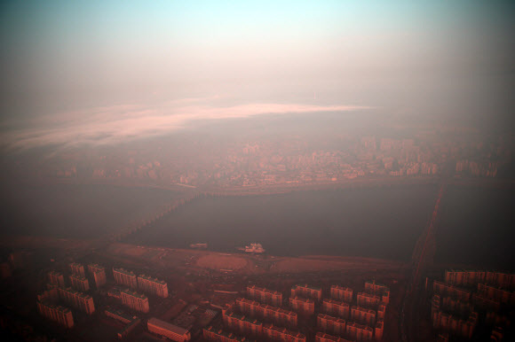 ▲ 입춘인 4일 오전 전국적으로 구름이 많고 미세먼지 농도가 ''나쁨''으로 예보된 가운데 서울시내 상공이 뿌옇게 흐린 모습을 보이고 있다. 연합뉴스