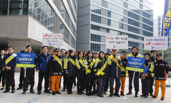 ▲ 의왕소방서(서장 안기승)는 4일 의왕시청ㆍ안전보건공단과 함께 비상구 안전점검 및 소방통로확보 캠페인을 실시했다.