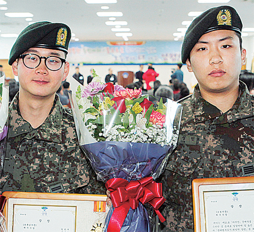 ▲ 글짓기대회에서 최우수상을 수상한 임성민 병장(왼쪽)과 박재용 일병이 수상 후 기념촬영을 하고 있다.  결전부대 제공