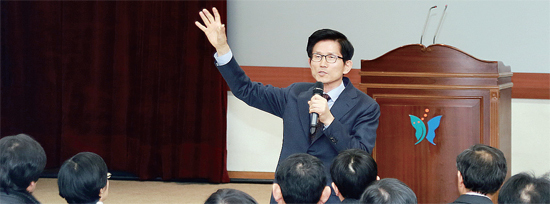 ▲ 김문수 前 경기지사, 과천서 강연회        ♣♣과천시는 김문수 전 경기도지사를 초청, 강연회를 가졌다고 4일 밝혔다. 지난 3일 시청 대강당에서 열린 이날 강연에서 김 전 지사는 “대한민국이 지금의 위기를 극복하려면 인구를 늘려야 하는데 젊은이들의 결혼 및 출산 기피현상을 보일 때 안타깝다”며 “해보지도 않고 무조건 안 된다고 포기할 것이 아니라 어떤 상황에서든 해낼 수 있다는 도전정신과 헝그리 정신이 필요한 때”라고 강조했다. ♣♣과천=김형표기자