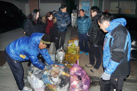 ▲ 오산시의회 의원들이 지난 3일 새벽 궐리사∼오산대학 구간의 쓰레기 배출 및 수거실태를 점검하고 있다.  오산시의회 제공