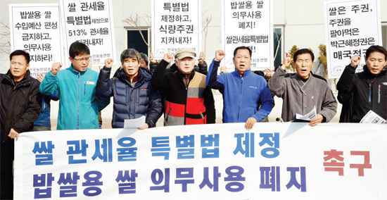 ▲ 5일 화성시 태안읍  경기도농업기술원에서 열린 ‘쌀 관세율 특별법 제정을 촉구하는 경기농민 기자회견’에서 전국농민회 총연맹 경기도연맹 소속 농민들이 쌀 관세율 특별법 제정, 밥쌀용 쌀 수입예산 편성 금지와 의무사용 폐지를 촉구하고 있다.  전형민기자