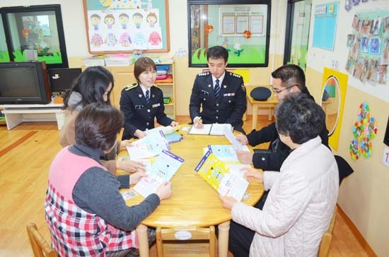 ▲ 군포경찰서는 지난 5일 경찰서 4층 강당에서 서장과 시민경찰 연합회장(회장 정민조) 및 시민경찰 40여명이 참여한 가운데 협력치안 활성화를 위한 소통의 시간을 가졌다.