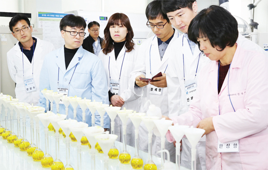 ▲ 경기도내 시ㆍ군 농업기술센터의 친환경농업관리실 분석담당자들이 경기도농업기술원을 찾아 토양과 수질, 중금속, 퇴비분석 등 농업현장에서 필요한 다양한 분석기술에 대한 교육을 받고 있다.  경기도농업기술원 제공