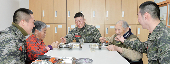 ▲ 지난 6일 김포시북부노인복지관을 찾은 해병대 제2사단 장병들이 어르신의 식사를 챙기며 즐거운 한 때를 보내고 있다.