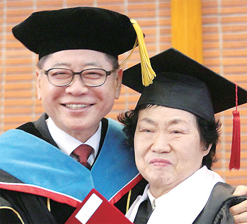 ▲ 지난 6일 경인여자대학교 졸업식에서 신순자씨와 류화선 총장(왼쪽)이 축하의 포옹을 하고 있다.