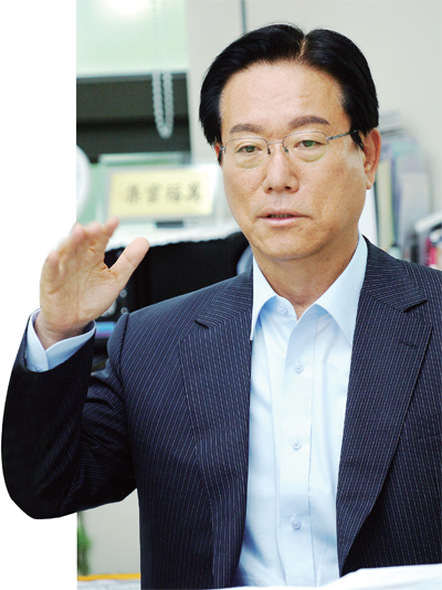 ▲ 박영순 구리시장이 구리월드디자인시티(GWDC)를 비롯한 2015년 주요 역점사업에 대해 설명하고 있다.