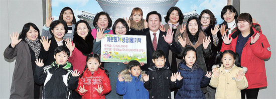 ▲ 광주시어린이집연합회 국공립분과 윤혜영 과장 및 관계자와 원아들이 9일 조억동 광주시장(가운데)을 만나 이웃돕기 성금을 기탁한 뒤 기념촬영을 하고 있다.