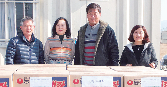 ▲ 지난 6일 라면 50상자를 기증한 이동태씨와 군내면 관계자 등이 기념촬영을 하고 있다.