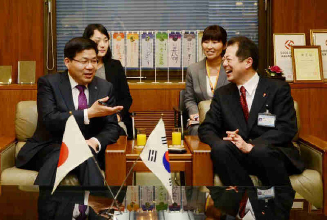 ▲ 지난 6일부터 2박3일간 일정으로 우호교류도시인 일본 마쯔야마시를 방문한 공재광 평택시장이 가즈히토 시장과 담소를 나누고 있다.
