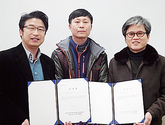 ▲ 김해영 전국공무원 노동조합 수워시지부장(맨 오른쪽)과 최병윤 사무처장(왼쪽 첫번째)이 당선증을 받고 있다.