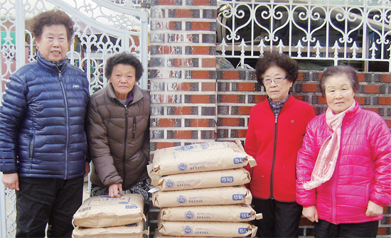 ▲ 동두천 중앙동 사랑봉사단 소속 어르신들이 폐지 줍기로 모은 수익금으로 구입한 설탕을 지역의 어려운 이웃과 나누고 있다.