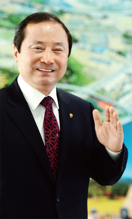 ▲ 김규선 연천군수가 경원선 동두천∼연천 복선전철 건설과 남북교류협력사업 등 연천군의 새해 역점 사업에 대해 밝히고 있다.