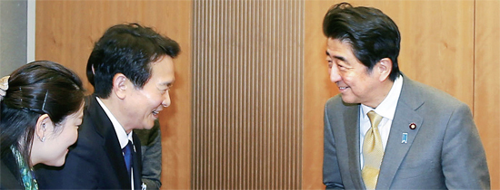 ▲ 일본을 방문 중인 남경필 경기지사가 10일 일본 총리관저에서 아베 신조 총리를 만나 인사를 나누고 있다. 남 지사는 아베총리에게 “한일 정상회담 성사를 위해 위안부 문제에 대해 전향적으로 접근할 것”을 제안했다.  경기도 제공