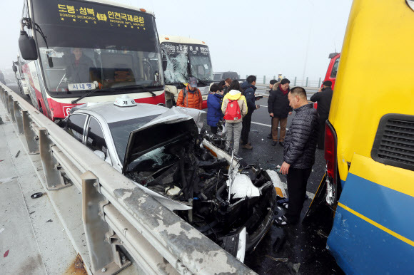 ▲ 11일 오전 9시 45분께 인천시 중구 영종대교 서울 방향 상부도로 12∼14km 지점에서 승용차 등 60여중 추돌사고가 발생, 사고차량이 산산이 부서져 있다. 소방당국은 현재까지 사망자는 확인되지 않았으며, 오전 10시 15분 현재 부상자 28명을 구조해 4개 병원에 이송했다고 밝혔다. 연합뉴스
