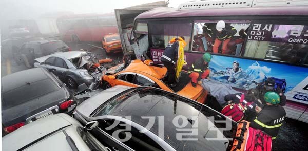 ▲ 11일 오전 짙은 안개로 60중 추돌사고가 발생한 인천시 서구 영종대교에서 119 소방 구조대원들이 뒤엉킨 차량들속에서 한 119 구조대원이 망연자실한 모습으로 현장을 둘러 보고 있다. 장용준기자