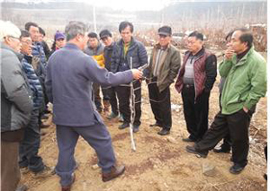 ▲ 군농업기술센터는 지난 10일 고품질 대추재배 이론교육 및 전정 실습교육을 실시하였다.