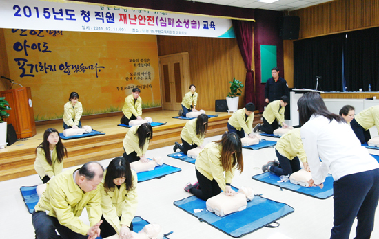 ▲ 부천교육지원청은 11일 청사 5층 회의실에서 한영희 교육장과 전 직원을 대상으로 심폐소생술(CPR) 전문교육을 받았다.
