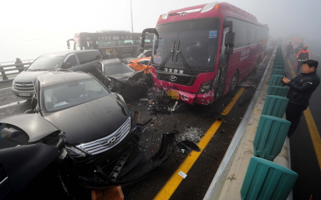 11일 오전 짙은 안개로 105중 추돌사고가 발생한 인천시 서구 신공항고속도로 영종대교 서울방면 상부도로에서  한 차량 피해자가 망연자실한 모습으로 사건 현장을 촬영하고 있다. 장용준기자