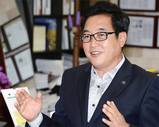 ▲ 김선교 양평군수가 헬스투어리즘 도입 등 새해 양평군의 시정 방침에 대해 설명하고 있다.