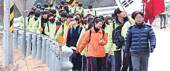▲ 경북 영주 소수서원을 출발한 양평용문고교 교사 및 학생들이 국토순례에 나서 힘찬 행렬을 잇고 있다.