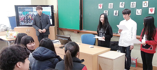 ▲ 고천초교 졸업생들이 11일 교내에서 사랑하는 사람에게 쓴 편지를 공개하며 이색 졸업식을 맞고 있다.