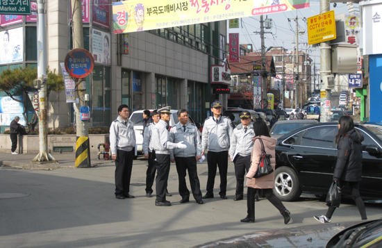 ▲ 의왕경찰서(서장 권기섭)는 12일 설 명절 기간에 주차를 허용한 전통시장 주변도로를 방문하는 현장 점검을 실시했다.