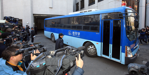 ▲ '땅콩 회항' 사건으로 구속 기소된 조현아 대한항공 전 부사장에 대한 1심 선고공판이 열린 12일 오후 서울 서부지법 구치감으로 호송 버스가 들어가고 있다.연합뉴스