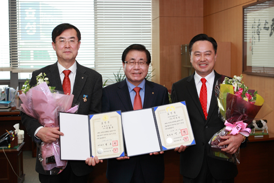 ▲ 이재덕 여주축협 조합장이 농축산선진화 유공으로 대통령 표창을 받았다.