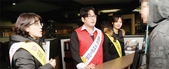 ▲ 안양 1동 PC방에 대한 흡연 단속에 나서고 있다.