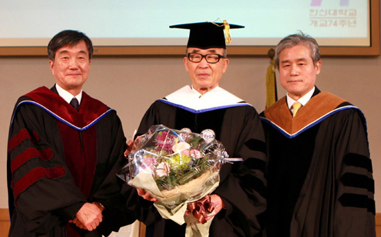 ▲ 한신대는 13일 열린 학위수여식에서 고은 시인에서 명예문학박사 학위를 수여했다(왼쪽부터 채수일 총장, 고은 시인)