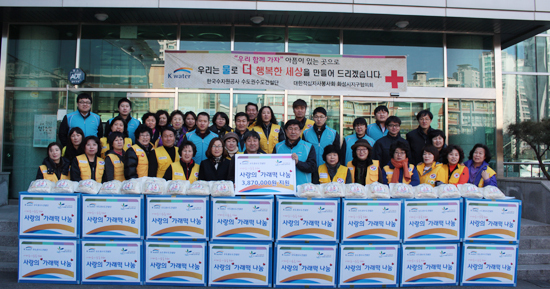 ▲ K-water 수도권수도건설단은 최근 화성시 자원봉사센터에서 대한적십자사 화성지구협의회와 공동으로 홀몸노인 등 지역 취약계층 380세대를 대상으로 설맞이 사랑나눔 봉사활동을 전개했다.