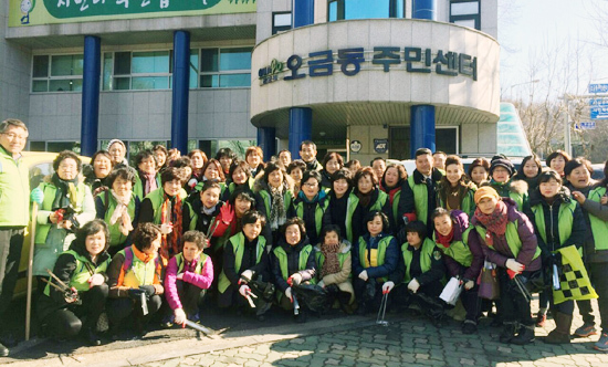 ▲ 군포시 오금동 주민들이 결성한 ‘오금마을 봉사대’ 회원 90여 명은 지난 13일 설 명절을 앞두고 대청소를 시행했다.