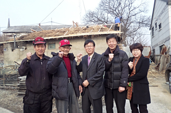 ▲ 양평군 무한돌봄센터와 한국철도공사(코레일) 직원들의 아름다운 동행이 눈길이 끌고 있다.