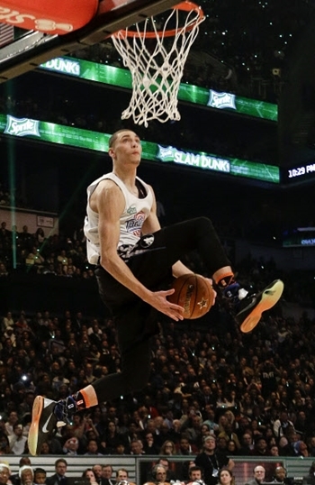 ▲ nba 올스타전, 14일(현지시간) 미국 뉴욕 바클레이스 센터의 2014-2015 미프로농구(NBA) 올스타전 전야 덩크 콘테스트에서, 잭 라빈(20·196㎝, 미네소타 팀버울부스)이 묘기를 보이고 있다. 94점을 받아 76점의 빅터 올래디포(올랜도)를 여유있게 제치고 우승했다. 연합뉴스
