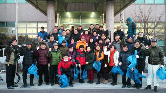 ▲ 동두천시 생연2동은 최근 주민자치위원회와 함께 설 명절 귀성객과 시민들을 위한 환경정화 활동을 펼쳤다고 16일 밝혔다.