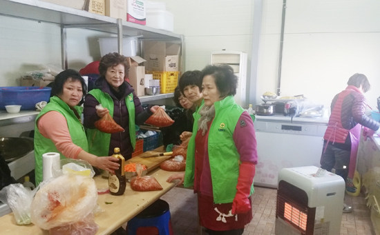 ▲ 동두천시 상패동 새마을부녀회(회장 최수복)는 최근 소외계층을 위한 ‘사랑의 밑반찬 만들기’사업을 진행했다고 16일 밝혔다.